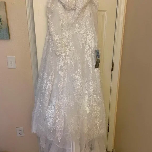 New, never worn Wedding Dress - Picture 3 of 5